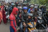 Relawan berkostum superhero Spiderman dan Thor menghibur pengendara yang melintasi jalur Nagrek, Kabupaten Bandung, Jawa Barat, Sabtu (8/6/2019). Kepolisian Jawa Barat mengerahkan relawan berkostum superhero guna menghibur pengendara yang terkena kemacetan akibat kepadatan kendaraan maupun saat buka tutup jalur pada arus balik 2019. ANTARA JABAR/Novrian Arbi/agr