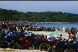 Ribuan wisatawan bermain di pantai Tanjung Layar, Sawarna, Lebak, Banten, Minggu (9/6/19). Kondisi wisata di sejumlah pesisir pantai di Banten kembali ramai dengan hadirnya ribuan warga dari berbagai daerah yang memanfaatkan libur Lebaran yang berkunjung ke kawasan tersebut setelah dilanda tsunami Desember 2018. ANTARA FOTO/Weli Ayu Rejeki/nym