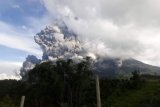 Gunung Sinabung menyemburkan material vulkanik saat erupsi, di Karo, Sumatera Utara, Minggu (9/6/2019). Gunung Sinabung berstatus Siaga (Level lll) kembali mengalami erupsi dengan tinggi kolom abu mencapai 7.000 meter. ANTARA FOTO/Sastrawan Ginting/nym