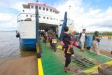 Sejumlah pemudik keluar dari kapal feri Tanjung Serdang-Batulicin di pelabuhan penyeberangan Batulicin, Kabupaten Tanah Bumbu, Kalimantan Selatan, Minggu (9/6/2019).Pada H+4 lebaran 2019, Puncak arus balik dari Kabupaten Kotabaru  di padati pemudik yang hendak menuju sejumlah daerah di Kalsel,Kaltim, dan Kalteng.Foto Antaranews Kalsel/Bayu Pratama S.