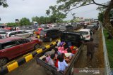 Suasana antrean kendaraan yang hendak masuk kapal feri Tanjung Serdang-Batulicin di pelabuhan penyeberangan Tanjung Serdang, Kotabaru, Kalimantan Selatan, Minggu (9/6/2019).Pada H+4 lebaran 2019, Puncak arus balik dari Kabupaten Kotabaru  di padati pemudik yang hendak menuju sejumlah daerah di Kalsel,Kaltim, dan Kalteng.Foto Antaranews Kalsel/Bayu Pratama S