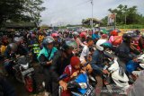 Sejumlah pengendara motor antre saat hendak masuk kapal feri Tanjung Serdang-Batulicin di pelabuhan penyeberangan Tanjung Serdang, Kotabaru, Kalimantan Selatan, Minggu (9/6/2019).Pada H+4 lebaran 2019, Puncak arus balik dari Kabupaten Kotabaru  di padati pemudik yang hendak menuju sejumlah daerah di Kalsel,Kaltim, dan Kalteng.Foto Antaranews Kalsel/Bayu Pratama S.