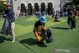 Sejumlah relawan memungut sampah saat aksi Peduli Lingkungan di Alun Alun Masjid Raya, Bandung, Jawa Barat, Senin (10/6/2019). Aksi tersebut sebagai bentuk peduli terhadap kebersihan kota Bandung yang menjadi salah satu tujuan wisata liburan sehingga kerap menyebabkan meningkatnya volume limbah dan sampah. ANTARA JABAR/Novrian Arbi/agr