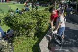 Sejumlah relawan memungut sampah saat aksi Peduli Lingkungan di Alun Alun Masjid Raya, Bandung, Jawa Barat, Senin (10/6/2019). Aksi tersebut sebagai bentuk peduli terhadap kebersihan kota Bandung yang menjadi salah satu tujuan wisata liburan sehingga kerap menyebabkan meningkatnya volume limbah dan sampah. ANTARA JABAR/Novrian Arbi/agr