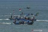 Nelayan berlayar mengatarkan sejumlah wisatawan menggunakan perahunya di Pantai Pangandaran, Jawa Barat, Minggu (9/6/2019). Sejumlah Nelayan di Pangadaran beralih profesi menjadi jasa angkutan perahu wisatawan saat musim libur Lebaran untuk mengantar wisatawan yang berkunjung ke Pantai Pasir Putih dengan tarif Rp 20.000 per orang. ANTARA JABAR/Adeng Bustomi/agr