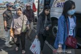 Warga berjalan usai turun dari bus di Terminal Cicaheum, Bandung, Jawa Barat, Minggu (9/6/2019). Pada H+4 arus balik Lebaran 2019 sedikitnya sudah 2000 penumpang yang memasuki Kota Bandung menggunakan bus di terminal Cicaheum yang berasal dari berbagai daerah di Jawa Barat, Jawa Tengah dan Jawa Timur. ANTARA JABAR/Novrian Arbi/agr