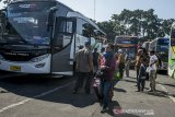 Warga berjalan usai turun dari bus di Terminal Cicaheum, Bandung, Jawa Barat, Minggu (9/6/2019). Pada H+4 arus balik Lebaran 2019 sedikitnya sudah 2000 penumpang yang memasuki Kota Bandung menggunakan bus di terminal Cicaheum yang berasal dari berbagai daerah di Jawa Barat, Jawa Tengah dan Jawa Timur. ANTARA JABAR/Novrian Arbi/agr