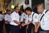 Direktur Utama PT Kereta Api Indonesia (KAI) Edi Sukmoro (kedua kiri) dan Vice President PT KAI Daerah Operasi (Daop) 7 Madiun Wisnu Pramudyo (kiri) berjabat tangan dengan petugas Stasiun KA saat melakukan pemantauan dan pengawasan lintas daerah operasi di Stasiun KA Madiun, Jawa Timur, Sabtu (8/6/2019). Kegiatan tersebut dimaksudkan untuk mengetahui secara langsung kondisi dan mutu pelayanan kepada pelanggan. Antara Jatim/Siswowidodo/ZK