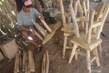 Pekerja menata kerajinan kursi dari akar kayu jati sebelum di ekspor ke Taiwan dan Swedia di Kedunggalar, Ngawi, Jawa Timur, Senin (10/6/2019). Pengusaha kerajinan akar kayu jati setempat mengaku kesulitan mendapatkan bahan baku padahal permintaan ekspor semakin meningkat setiap tahun. Antara Jatim/Ari Bowo Sucipto/zk
