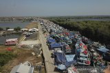 Kapal nelayan terparkir di muara sungai Prajagumiwang, Karangsong, Indramayu, Jawa Barat, inggu (9/6/2019). Nelayan daerah tersebut mulai kembali melaut usai merayakan Lebaran. ANTARA JABAR/Dedhez Anggara/agr