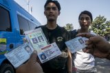 Petugas memeriksa kelengkapan dokumen kependudukan warga yang turun dari bus di Terminal Cicaheum, Bandung, Jawa Barat, Minggu (9/6/2019). Kegiatan tersebut dilaksanakan Dinas Kependudukan dan Catatan Sipil Kota Bandung guna mendata para warga asli maupun pendatang yang akan tinggal di Kota Bandung usai Libur Lebaran 2019. ANTARA JABAR/Novrian Arbi/agr