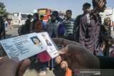 Petugas memeriksa kelengkapan dokumen kependudukan warga yang turun dari bus di Terminal Cicaheum, Bandung, Jawa Barat, Minggu (9/6/2019).   Kegiatan tersebut dilaksanakan Dinas Kependudukan dan Catatan Sipil Kota Bandung guna mendata para warga asli maupun pendatang yang akan tinggal di Kota Bandung usai Libur Lebaran 2019. ANTARA JABAR/Novrian Arbi/agr