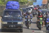 Suasana kepadatan kendaraan saat melintas di jalur Pantura Palimanan, Cirebon, Jawa Barat, Minggu (9/6/2019). Pada H+4 Lebaran merupakan puncak arus balik jalur Pantura yang didominasi kendaraan sepeda motor. ANTARA JABAR/Dedhez Anggara/agr