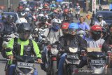 Suasana kepadatan kendaraan saat melintas di jalur Pantura Palimanan, Cirebon, Jawa Barat, Minggu (9/6/2019). Pada H+4 Lebaran merupakan puncak arus balik jalur Pantura yang didominasi kendaraan sepeda motor. ANTARA JABAR/Dedhez Anggara/agr