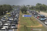 Kendaraan pemudik memadati jalur tol Palikanci, Tegalkarang, Cirebon, Jawa Barat, Minggu (9/6/2019). Pada puncak arus balik lebaran 2019 H+4 lebaran, Jalur tol Palimanan-Kanci (Palikanci) mengalami kepadatan volume kendaraan pemudik menuju Jakarta. ANTARA JABAR/Dedhez Anggara/agr