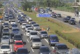 Kendaraan pemudik memadati jalur tol Palikanci, Tegalkarang, Cirebon, Jawa Barat, Minggu (9/6/2019). Pada puncak arus balik lebaran 2019 H+4 lebaran, Jalur tol Palimanan-Kanci (Palikanci) mengalami kepadatan volume kendaraan pemudik menuju Jakarta. ANTARA JABAR/Dedhez Anggara/agr