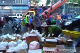 Sebanyak 600 paket bahan kebutuhan pokok dan 600 nasi bungkus bantuan dari gabungan tiga kelompok, yakni DPD Putri,  ASPPI Kaltim, dan Hiswana DPC Kota Samarinda