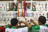 Peserta menyelesaikan rancangan panel instalasi listrik domestik saat mengikuti pelatihan instalasi penerangan listrik di Balai Latihan Kerja, Dinas Tenaga Kerja dan Transmigrasi, Karawang, Jawa Barat, Selasa (11/6/2019). Pelatihan tersebut untuk melatih keterampilan tenaga kerja di bidang kelistrikan agar dapat mengontrol sistem pengaturan saluran listrik penerangan dan meningkatkan kualitas sumber daya manusia yang mampu bersaing menghadapi revolusi industri 4.0. ANTARA JABAR/M Ibnu Chazar/agr