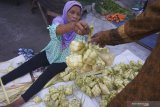 Pedagang membuat bungkus ketupat lebaran dan menjajakannya di Blitar, Jawa Timur, Senin (10/6/2019). Tradisi Lebaran Ketupat yang jatuh pada H+8 Idul Fitri 1440 Hijriah dimanfaatkan warga dan pedagang kecil untuk meraup untung jutaan rupiah dengan menjual bungkus ketupat tradisional berbahan janur kuning atau daun muda pohon kelapa seharga Rp8 ribu hingga Rp10 ribu per tali isi 10 buah bungkus ketupat Lebaran. Antara Jatim/Destyan Sujarwoko/zk