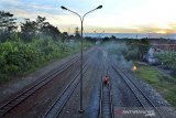 Petugas memeriksa jalur kereta api di Stasiun Banjar yang di Bangun oleh Pemerintahan Belanda di Kota Banjar, Jawa Barat, Selasa (11/6/2019). Pemerintah Provinsi Jabar dan PT Kereta Api Indonesia (KAI) berencana mengaktifkan kembali jalur kereta api sepanjang 30 Kilometer dengan agar kunjungan wisatawan ke Pantai Pangandaran dan obyek wisata di pesisir selatan Ciamis makin berkembang dan dibutuhkan anggaran reaktivasi sekitar Rp15 miliar per kilometer. ANTARA JABAR/Adeng Bustomi/agr.