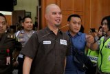 Terdakwa kasus dugaan pencemaran nama baik Ahmad Dhani Prasetyo (tengah) bersiap mengikuti sidang di Pengadilan Negeri Surabaya, Jawa Timur, Selasa (11/6/2019). Dalam sidang pembacaan putusan itu, Majelis Hakim menjatuhkan hukuman satu tahun penjara kepada terdakwa. ANTARA FOTO/Didik Suhartono/nym.