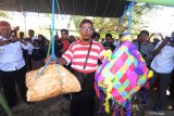 Panitia menunjukkan dua ketupat berukuran besar saat Festival Ketupat 2019 di Pantai wisata Talang Siring, Pamekasan, Jawa Timur, Rabu (12/6/2019). Festival yang diagendakan tiap lebaran ketupat itu dimaksudkan untuk melestarikan tradisi sekaligus meningkatkan kunjungan wisatawan ke daerah tersebut. Antara Jatim/Saiful Bahri/Zk