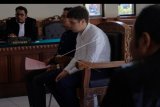 Warga negara Rusia yang menjadi terdakwa kasus penyelundupan orangutan, Andrei Zhestkov (ketiga kiri) mendengarkan pertanyaan hakim dalam sidang dakwaan di Pengadilan Negeri Denpasar, Bali, Rabu (12/6/2019). Andrei didakwa melanggar Undang-Undang Nomor 5 Tahun 1990 tentang konservasi sumber daya alam dan ekosistem yaitu berupaya menyelundupkan orangutan ke negaranya pada 23 Maret 2019. ANTARA FOTO/Nyoman Hendra Wibowo/nym