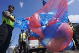 Petugas mengamankan satu buah balon udara/asap terbuat dari plastik dengan diameter 1 meter dan tinggi sekitar 7 meter saat digelarnya Lebaran Ketupat atau 