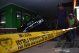 Warga menyaksikan mobil pikap yang terguling setelah ditabrak bus hingga menghantam rumah makan di Bandar Kedungmulyo, Jombang, Jawa Timur, Rabu (12/6/2019).  Kecelakaan yang menewaskan 3 orang salah satunya anggota TNI AL tersebut diduga disebabkan bus Harapan Jaya nopol AG 7391 US ugal-ugalan kemudian menabrak pikap nopol AE 8832 YA hingga menabrak rumah makan. Antara Jatim/Syaiful Arif/zk.