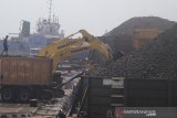 Sejumlah alat berat memuat batu bara ke dalam truk di pelabuhan Cirebon, Jawa Barat, Kamis (13/6/2019). Kementerian Energi dan Sumber Daya Mineral (ESDM) menetapkan Harga Batu bara Acuan (HBA) turun dari 81,86 dolar AS per ton  menjadi 81,48 dolar AS per ton. ANTARA JABAR/Dedhez Anggara/agr