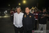 Menteri ESDM Ignasius Jonan (tengah) meninjau SPBU di rest area 229 tol Trans Jawa di Cirebon, Jawa Barat, Rabu (12/6/2019) malam. Kunjungan tersebut untuk memastikan ketersediaan pasokan BBM selama arus mudik dan arus balik Lebaran 2019. ANTARA JABAR/Dedhez Anggara/agr