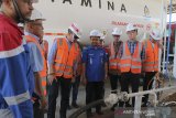 General Manager Pertamina MOR III Tengku Fernanda (tiga kiri) meninjau fasilitas LPG di Pelabuhan Cirebon, Jawa Barat, Kamis (13/6/2019). Pertamina MOR III memastikan pendistribusian LPG ke wilayah Jawa Barat dan Jawa Tengah aman. ANTARA JABAR/Dedhez Anggara/agr