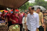 Presiden Jokowi belanja buah-buahan di Pasar Sukawati Gianyar