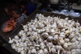 Pedagang memilah bawang putih yang dijual di Pasar Keputran, Surabaya, Jawa Timur, Jumat (14/6/2019). Kementerian Perdagangan telah menerbitkan Persetujuan Impor bawang putih dengan total mencapai 256 ribu ton untuk periode 2019. Antara Jatim/Zabur Karuru/zk