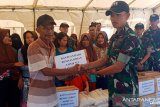 Prajurit 711/Raksatama Palu berbagi dengan korban bencana alam di Sigi