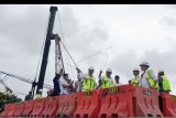 Menteri PUPR Basuki Hadimuljono (tengah) bersama stafnya meninjau proyek penataan Waduk Muara Nusa Dua di Denpasar, Bali, Jumat (14/6/2019). Waduk Muara Nusa Dua yang mulai dibangun sejak tahun 1996 tersebut saat ini kembali ditata oleh pemerintah untuk dijadikan tempat wisata, wahana dayung dan wisata kuliner. ANTARA FOTO/Nyoman Hendra Wibowo/nym.