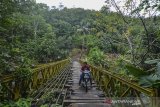 Pengendara motor melintasi Jembatan Bailey Gobang yang rusak di Kampung Gobang, Kota Tasikmalaya, Jawa Barat, Jumat (14/6/2019). Jembatan Bailey Gobang yang menghubungkan Kota Tasikmalaya dengan Kabupaten Tasikmalaya serta Kabupaten Ciamis tersebut rusak dan tidak layak dilintasi kendaraan, sehingga membahayakan warga yang melintas. ANTARA JABAR/Adeng Bustomi/agr