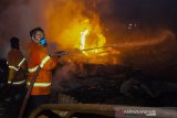 Petugas berusaha memadamkan kebakaran di Pabrik Palet, Lemahabang, Cikarang, Jawa Barat, Kamis (13/6/2019) Malam. Kebakaran tersebut menghanguskan lebih dari 20 kios palet, sementara penyebanb kebakaran hingga kini masih dalam penyelidikan pihak berwajib. ANTARA JABAR/M Ibnu Chazar/agr