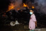 Warga melihat lokasi kebakaran pabrik palet di Lemahabang, Cikarang, Jawa Barat, Kamis (13/6/2019) Malam. Kebakaran tersebut menghanguskan lebih dari 20 kios palet, sementara penyebanb kebakaran hingga kini masih dalam penyelidikan pihak berwajib. ANTARA JABAR/M Ibnu Chazar/agr