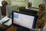 Orangtua dan calon siswa melihat peta zonasi saat sosialisasi dan simulasi pendaftaran Penerimaan Peserta Didik Baru (PPDB) 2019 tingkat SMA-SMK di Bandung, Jawa Barat, Jumat (14/6/2019). Sosialisasi dan simulasi tersebut guna memahami jenis jalur penerimaan peserta didik baru dan memilih jalur yang sesuai dengan jarak rumah ke sekolah, nilai UN, prestasi UN dan non-UN serta pertimbangan lainnya. ANTARA JABAR/M Agung Rajasa/agr