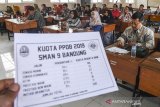 Orangtua dan calon siswa menghadiri sosialisasi dan simulasi pendaftaran Penerimaan Peserta Didik Baru (PPDB) 2019 tingkat SMA-SMK di Bandung, Jawa Barat, Jumat (14/6/2019). Sosialisasi dan simulasi tersebut guna memahami jenis jalur penerimaan peserta didik baru dan memilih jalur yang sesuai dengan jarak rumah ke sekolah, nilai UN, prestasi UN dan non-UN serta pertimbangan lainnya. ANTARA JABAR/M Agung Rajasa/agr