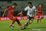 Pesepak bola Timnas U-23 Indonesia Yakob Sayuri (kiri) berusaha melewati pesepak bola Bali United Michael Orah dalam pertandingan uji coba di Stadion I Wayan Dipta, Gianyar, Jumat (14/6/2019). Pertandingan untuk pemantapan Sea Games 2019 bagi Timnas U-23 tersebut berakhir imbang dengan skor 0-0. ANTARA FOTO/Nyoman Budhiana.