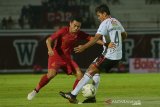 Pesepak bola Timnas U-23 Indonesia Nurhidayat Haji Haris (kiri) dihadang oleh pesepak bola Bali United Ahmad Agung dalam pertandingan uji coba di Stadion I Wayan Dipta, Gianyar, Jumat (14/6/2019). Pertandingan untuk pemantapan Sea Games 2019 bagi Timnas U-23 tersebut berakhir imbang dengan skor 0-0. ANTARA FOTO/Nyoman Budhiana.