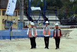 Presiden Joko Widodo (tengah) bersama Menteri PUPR Basuki Hadimuljono (kiri) dan Gubernur Bali I Wayan Koster (kanan) melihat pengerjaan proyek penataan Waduk Muara Nusa Dua, Denpasar, Bali, Jumat (14/6/2019). Proyek penataan waduk dengan biaya sekitar Rp205 miliar tersebut ditargetkan selesai pada bulan Desember 2019 yang akan difungsikan sebagai pengolahan air baku dan kawasan wisata. ANTARA FOTO/Nyoman Hendra Wibowo/nym