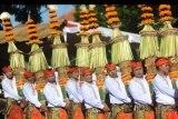 Sejumlah seniman mengikuti pawai pembukaan Pesta Kesenian Bali ke-41 tahun 2019 di Denpasar, Bali, Sabtu (15/6/2019). Pawai tersebut diikuti sekitar 4.300 orang seniman dari berbagai wilayah di Pulau Bali dan Indonesia serta diikuti perwakilan seniman dari China. ANTARA FOTO/Fikri Yusuf/nym.