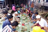 Sudah tradisi masyarakat Paringin Selatan, Kabupaten Balangan, makan bersama di alam terbuka memanfaatkan hamparan daun pisang untuk alas makannya, kebiasaan ini biasa digelar sehari setelah lebaran, disaat banyak warga yang pulang kampung, (Antaranews Kalsel/Hasan Z)