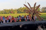 Model memperagakan kostum etnik karya perajin bambu pada Festival Bamboo Gintangan, Banyuwangi, Jawa Timur, Sabtu (15/6/2019). Gelaran festival tersebut merupakan ajang kreativitas perajin bambu di Desa Gintangan, guna mengenalkan daerahnya sebagai sentra kerajinan bambu. Antara Jatim/Budi Candra Setya/zk.