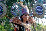 Model memperagakan kostum etnik karya perajin bambu pada Festival Bamboo Gintangan, Banyuwangi, Jawa Timur, Sabtu (15/6/2019). Gelaran festival tersebut merupakan ajang kreativitas perajin bambu di Desa Gintangan, guna mengenalkan daerahnya sebagai sentra kerajinan bambu. Antara Jatim/Budi Candra Setya/zk.