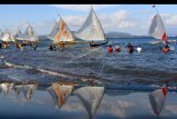 Nelayan beradu cepat memacu perahunya pada kompetisi perahu layar di Pantai Waru doyong, Banyuwangi, Jawa Timur, Minggu (16/6/2019). Kompetisi yang diikuti 95 nelayan dari Pulau Jawa, Madura dan Bali itu untuk memperingati hari Bhayangkara ke-73 itu, ajang silaturahmi antarnelayan dan untuk mengembangkan sektor pariwisata. ANTARA FOTO/Budi Candra Setya/nym.