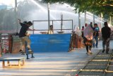 Pemain skateboard sedang bermain di siring jalan Jendral Sudirman, Banjarmasin, Kalimantan Selatan, Minggu (16/6/2019). Minimnya fasilitas untuk lapangan skateboard mengahruskan sejumlah pemain skateboard di banjarmasin bermain di siring berbaur dengan warga maupun wisatawan yang mengunjungi wisata siring sungai Martapura.Foto Antaranews Kalsel/Bayu Pratama S.